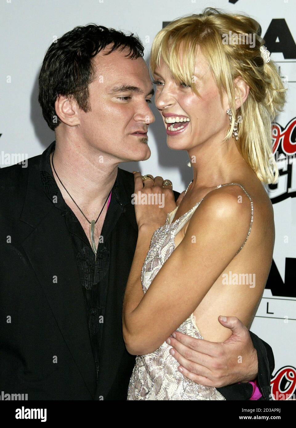Quentin Tarantino (L), réalisateur du nouveau film « Kill Bill vol. 1 », arrive avec Uma Thurman, membre du casting, pour poser pour les photographes à la première du film à Hollywood le 29 septembre 2003. Le film, dans le genre de film noir est au sujet d'un assassin appelé la mariée joué par Thurman qui est abattu, avec l'enfant, par son employeur mais survit, bien qu'une balle dans son cerveau la garde dans un coma pendant cinq ans et une fois de plus en bonne santé cherche la vengeance. Le film ouvre le 10 octobre aux États-Unis. Banque D'Images