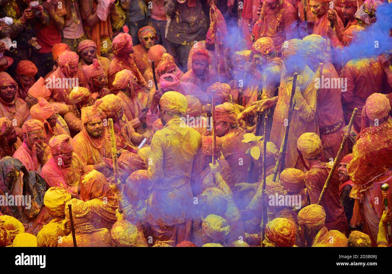 Holi est l'un des festivals les plus observés en Inde, qui célèbre la vie du vénéré Seigneur Krishna en utilisant une palette vivante et diversifiée de c Banque D'Images