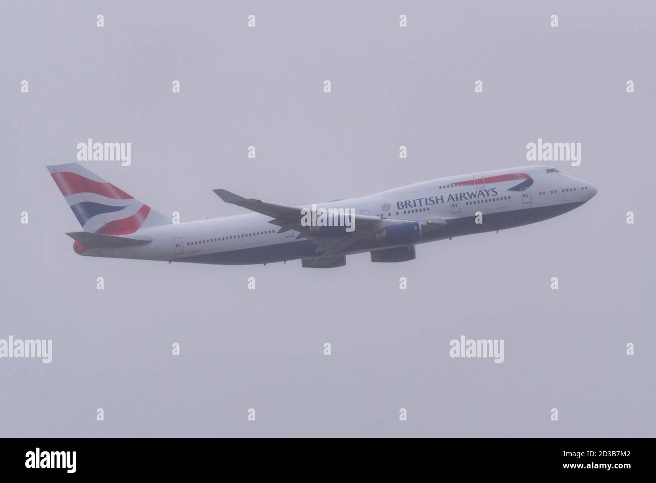 Aéroport de Londres Heathrow, Londres, Royaume-Uni. 8 octobre 2020. British Airways avait une paire de Boeing 747 Jumbo jets retirés en entrepôt à Heathrow, immobilisés après une retraite prématurée en raison des dommages causés par la COVID-19 à l’industrie du voyage. Enregistrement G-CIVB a décollé d'abord par mauvais temps, et est dans un plan rétro spécial pour célébrer le centenaire de BA en 2019. Il a parcouru 59 millions de miles et sera sauvé comme pièce de musée à l'aéroport de Cotswold. G-CIVY a suivi et est dans une livrée BA standard, faisant demi-tour et faisant une « approche interrompue » au-dessus de l'aéroport avant qu'il ne parte probablement pour la ferraille Banque D'Images