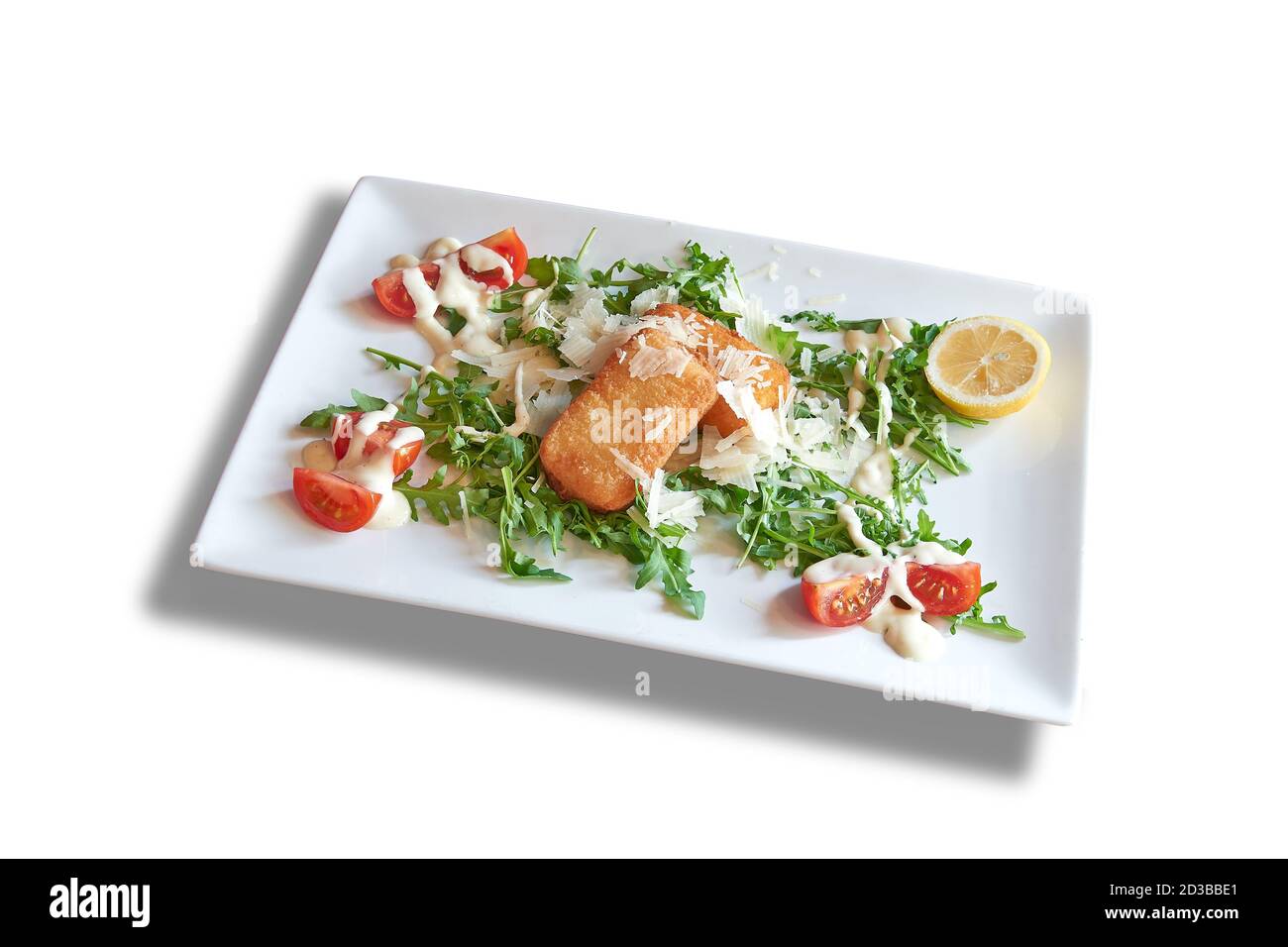 Assiette blanche avec croquettes de crevettes et de fromage sur la tomate et la salade. Isolé sur blanc avec un masque Banque D'Images
