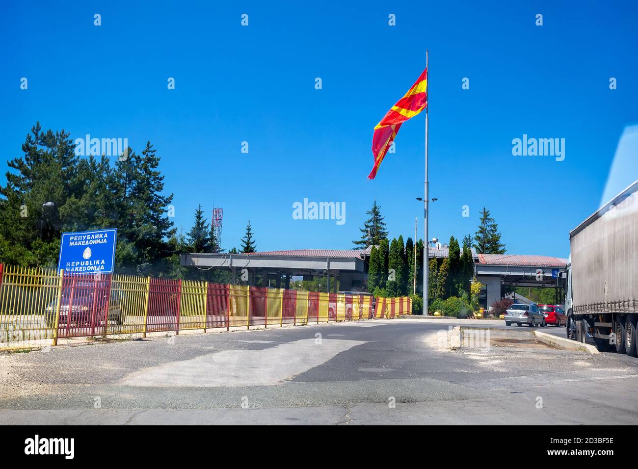 Frontière macédonienne. Drapeau au-dessus d'un point de contrôle sur la bordure Banque D'Images