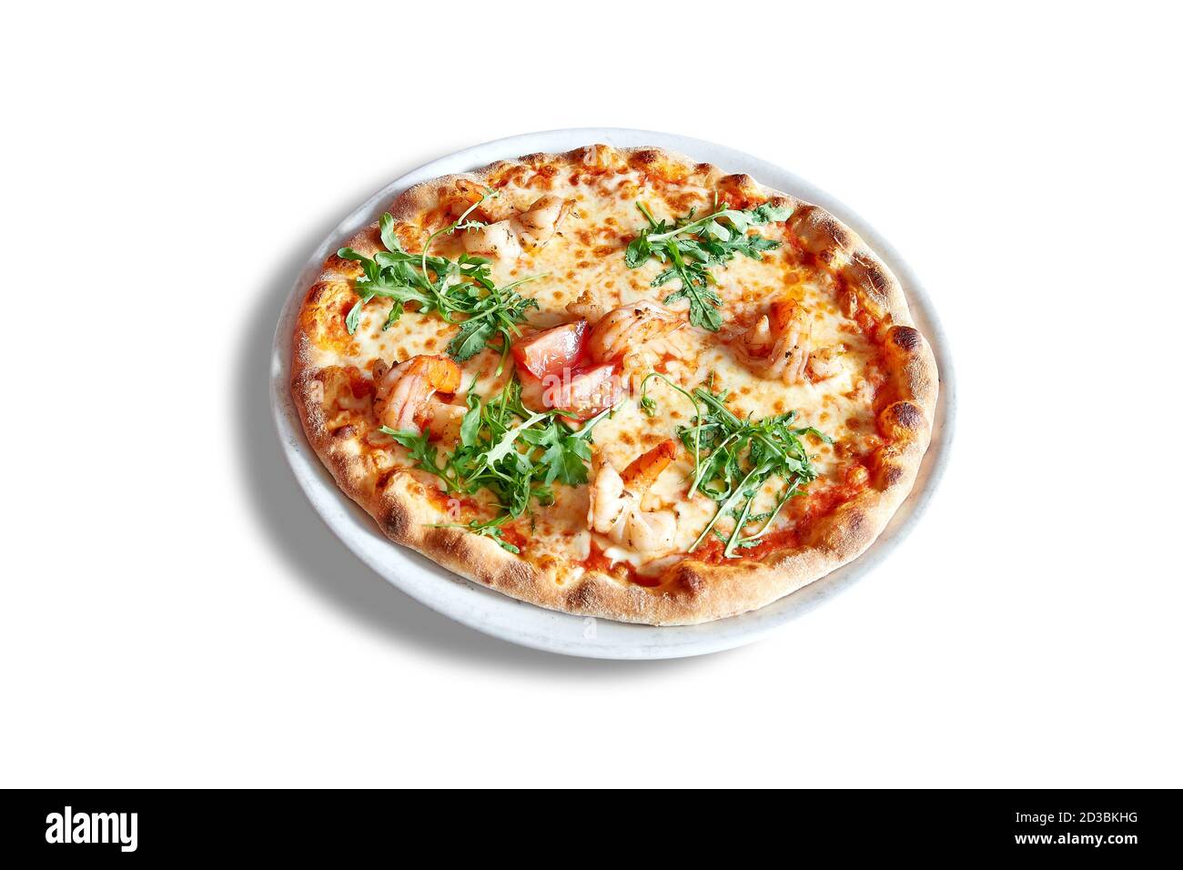 Assiette blanche avec pizza ronde et crevettes. Isolé sur blanc avec un masque Banque D'Images