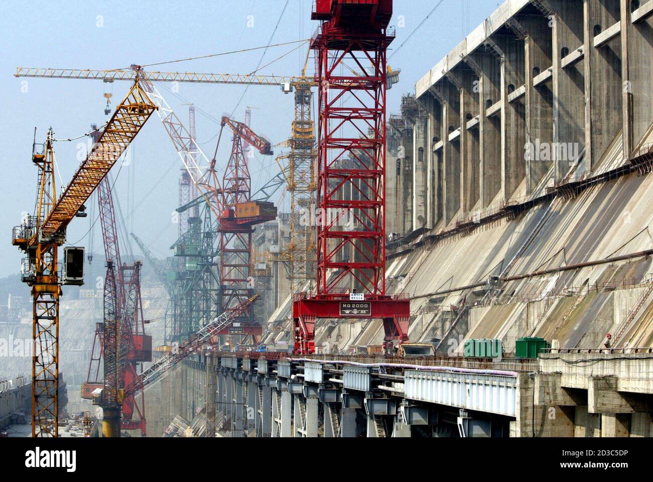 PHOTO TAKEN 29AUG02- Construction cranes line the main dam of the Three  Gorges Dam Project on the Yangtze River in Yichang, China's Hubei province,  August 29, 2002. [The project, which aims to