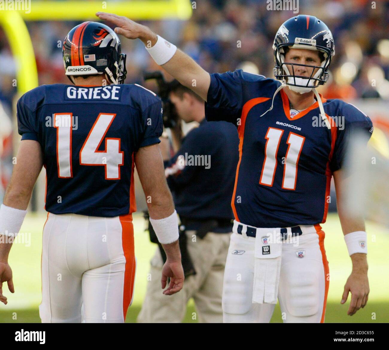 Denver Broncos départ quart de dos Steve Beuerlein pate le casque de passer  le quart de dos Broncos Brian Griese au début du match Broncos contre les  Arizona Cardinals à Denver le