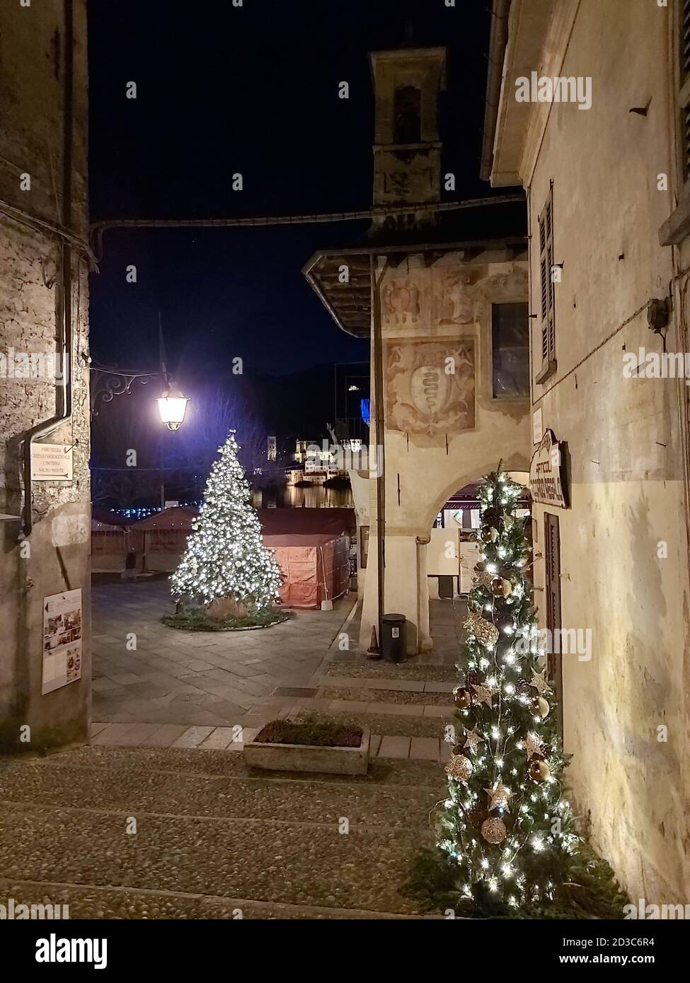 Village italien caractéristique décoré avec soin pour Noël, avec des arbres  lumineux décorés avec des étoiles et des boules d'or. Vous voyez le  monument ancien et Photo Stock - Alamy