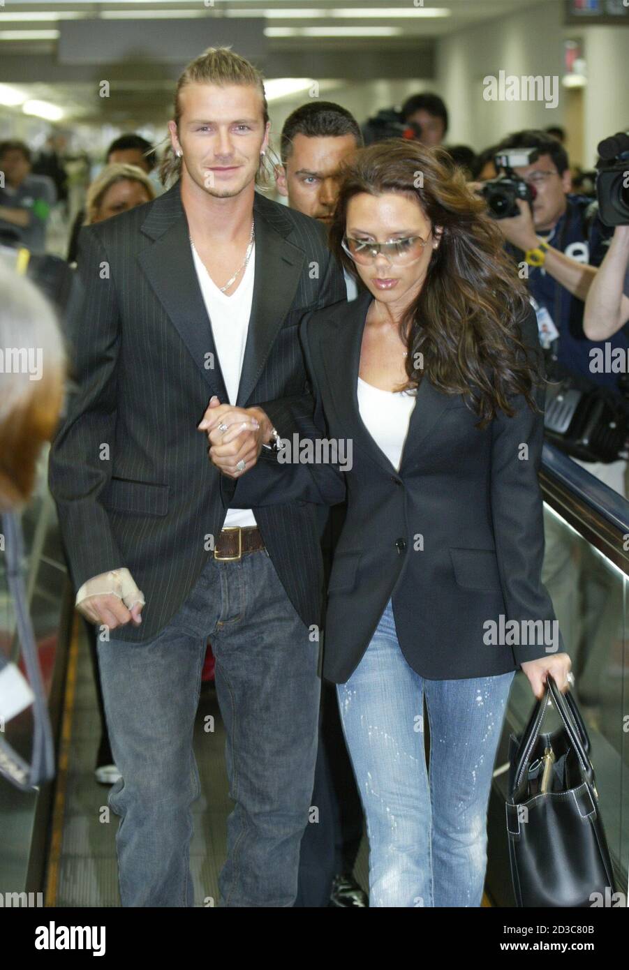 Le capitaine d'Angleterre David Beckham et sa femme Victoria sont vus à  l'aéroport de Narita après leur arrivée au Japon le 18 juin 2003. David  Beckham, de Manchester United, rejoint le Real