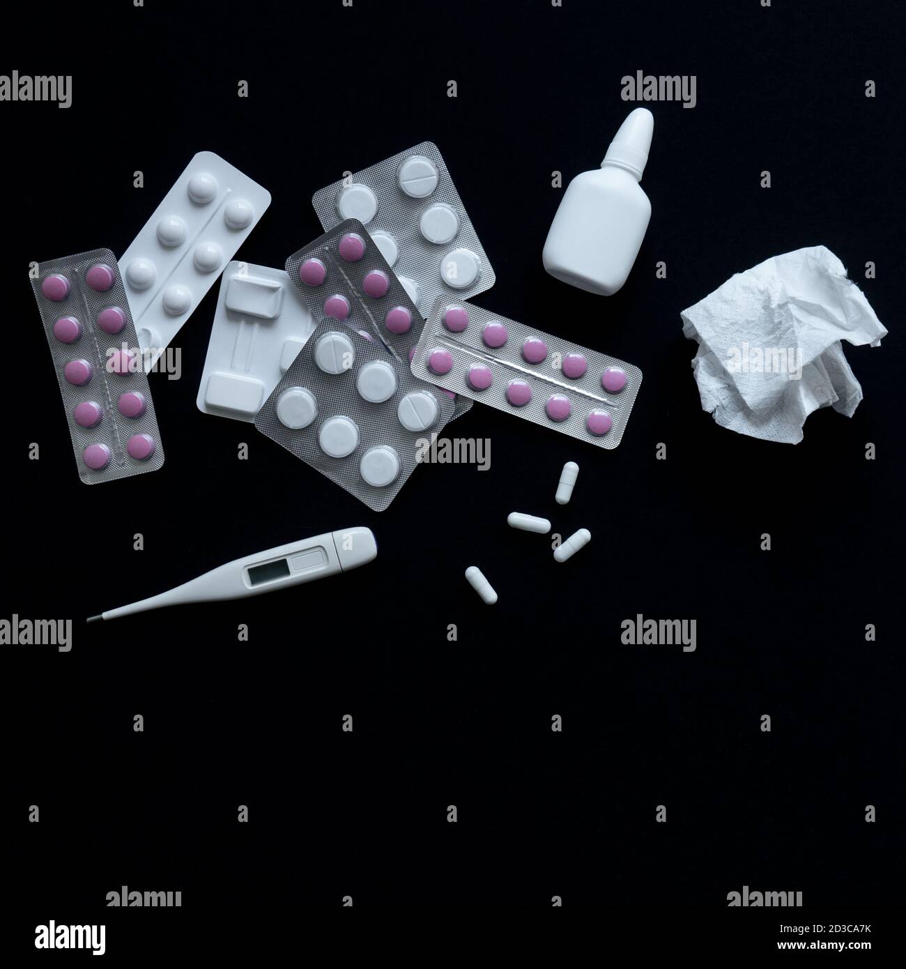 vue de dessus des pilules, du thermomètre et du vaporisateur nasal sur fond noir Banque D'Images