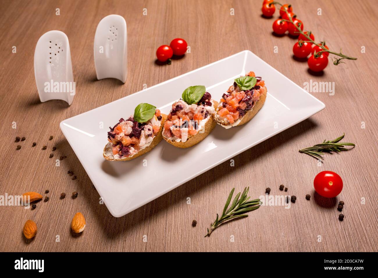 Bruschetta avec feta, tomates, baguette de seigle, fromage à la crème, feta, basilic, tomate Banque D'Images