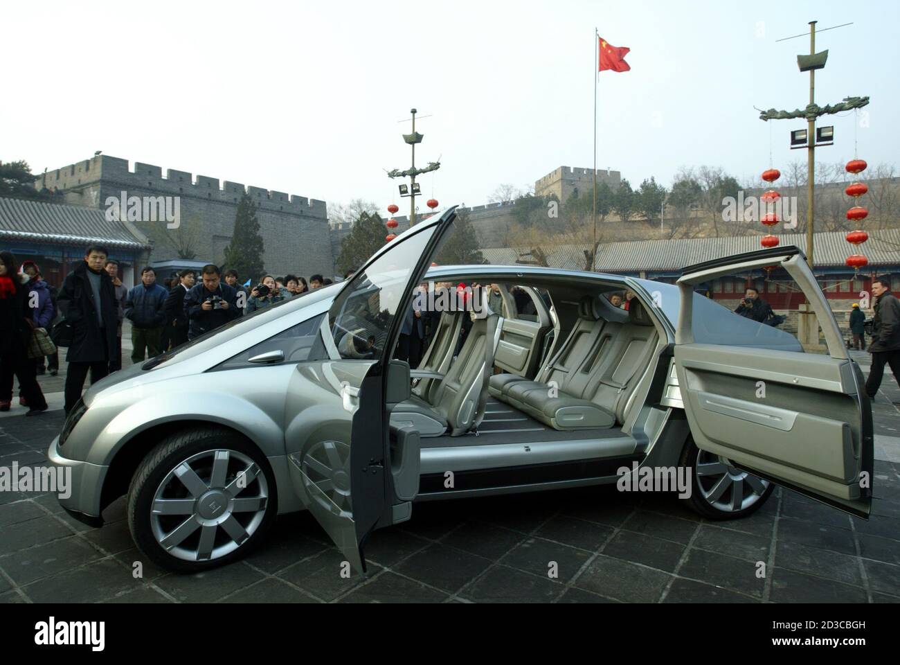 General Motors présente sa voiture révolutionnaire Hy-Wire à la Grande  Muraille de Chine, en périphérie de Pékin, le 14 novembre 2004. La voiture  est équipée d'une propulsion à hydrogène et d'autres technologies que GM  espère représenter l'avenir de l ...