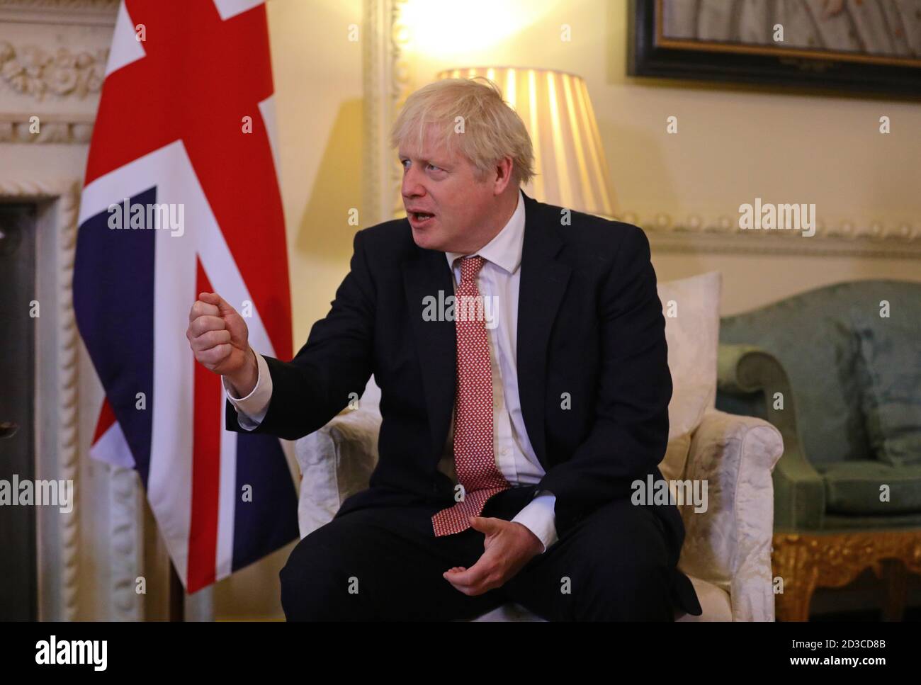 Le Premier ministre Boris Johnson lors d'une rencontre avec le président ukrainien, Volodymyr Zelenskyy, à Downing Street, Londres, pour signer un accord de partenariat stratégique avec le président face au « comportement de la Russie envers le pays ». Banque D'Images