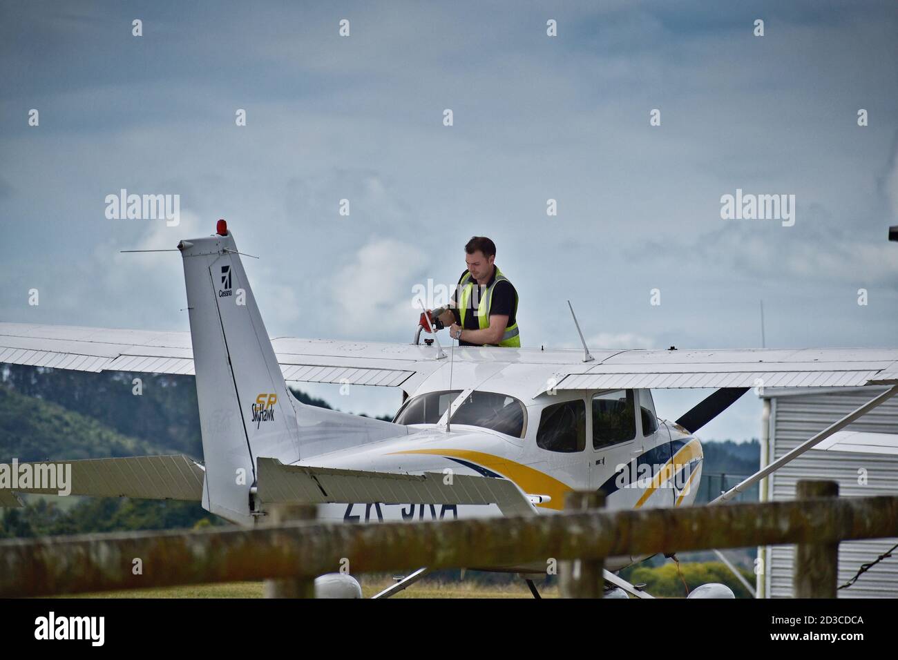 AUCKLAND, NOUVELLE-ZÉLANDE - 30 mars 2019 : Auckland / Nouvelle-Zélande - 30 2019 mars : vue d'un pilote ravitaillant un avion Cessna Banque D'Images