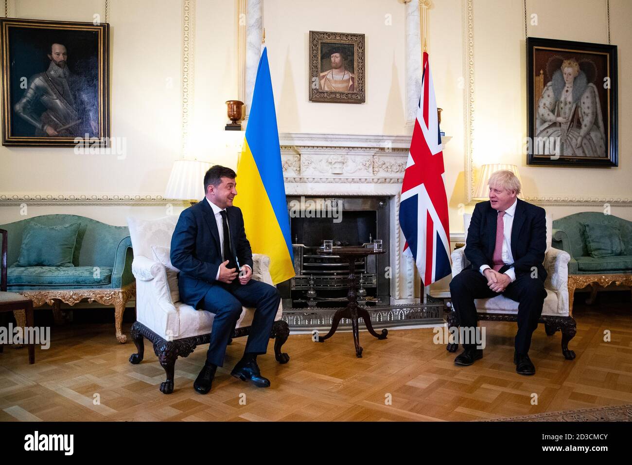 Le Premier ministre Boris Johnson (à droite) lors d'une réunion avec le président ukrainien, Volodymyr Zelenskyy à Downing Street, Londres, pour signer un accord de partenariat stratégique avec le président face au « comportement de la Russie envers le pays ». Banque D'Images