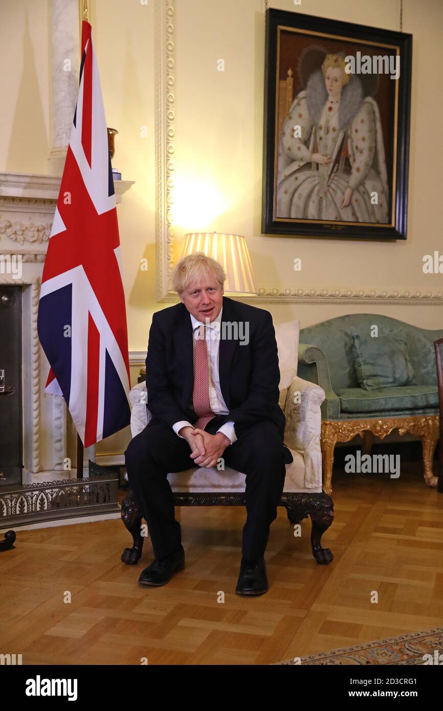 Le Premier ministre Boris Johnson lors d'une rencontre avec le président ukrainien, Volodymyr Zelenskyy, à Downing Street, Londres, pour signer un accord de partenariat stratégique avec le président face au « comportement de la Russie envers le pays ». Banque D'Images