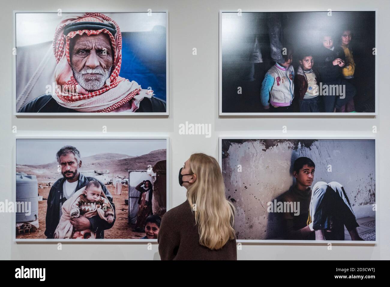 Londres, Royaume-Uni. 8 octobre 2020. Un membre du personnel voit des œuvres de Leila Alaoui à l'aperçu de Leila Alaoui: Rite de passage à Somerset House. L'exposition est la première grande rétrospective britannique d'œuvres du célèbre photographe, vidéoartiste et activiste franco-marocain qui a été tué à l'âge de 33 ans après avoir subi des blessures lors d'une attaque terroriste au Burkina Faso alors qu'il était en mission photographique pour Amnesty International. L'exposition aura lieu du 11 octobre 2020 au 28 février 2021. Credit: Stephen Chung / Alamy Live News Banque D'Images