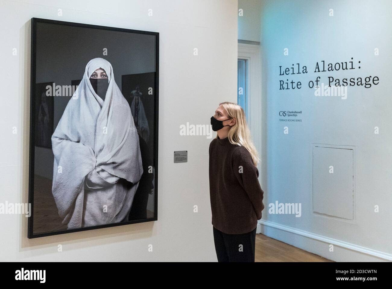 Londres, Royaume-Uni. 8 octobre 2020. Un membre du personnel voit 'Essaouira', 2012 ans, par Leila Alaoui à l'aperçu de Leila Alaoui: Rite de passage à la Somerset House. L'exposition est la première grande rétrospective britannique d'œuvres du célèbre photographe, vidéoartiste et activiste franco-marocain qui a été tué à l'âge de 33 ans après avoir subi des blessures lors d'une attaque terroriste au Burkina Faso alors qu'il était en mission photographique pour Amnesty International. L'exposition aura lieu du 11 octobre 2020 au 28 février 2021. Credit: Stephen Chung / Alamy Live News Banque D'Images