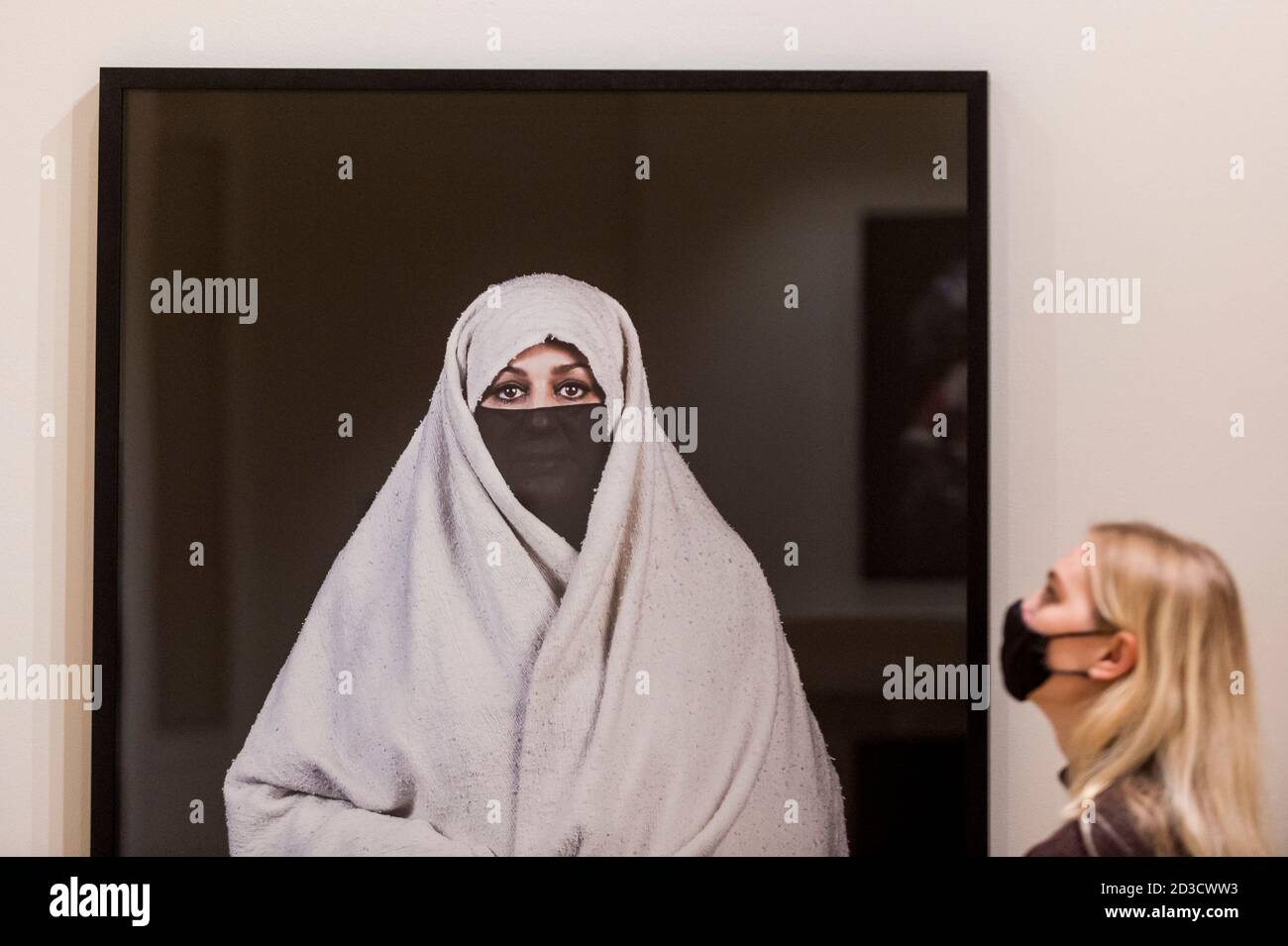 Londres, Royaume-Uni. 8 octobre 2020. Un membre du personnel voit 'Essaouira', 2012 ans, par Leila Alaoui à l'aperçu de Leila Alaoui: Rite de passage à la Somerset House. L'exposition est la première grande rétrospective britannique d'œuvres du célèbre photographe, vidéoartiste et activiste franco-marocain qui a été tué à l'âge de 33 ans après avoir subi des blessures lors d'une attaque terroriste au Burkina Faso alors qu'il était en mission photographique pour Amnesty International. L'exposition aura lieu du 11 octobre 2020 au 28 février 2021. Credit: Stephen Chung / Alamy Live News Banque D'Images