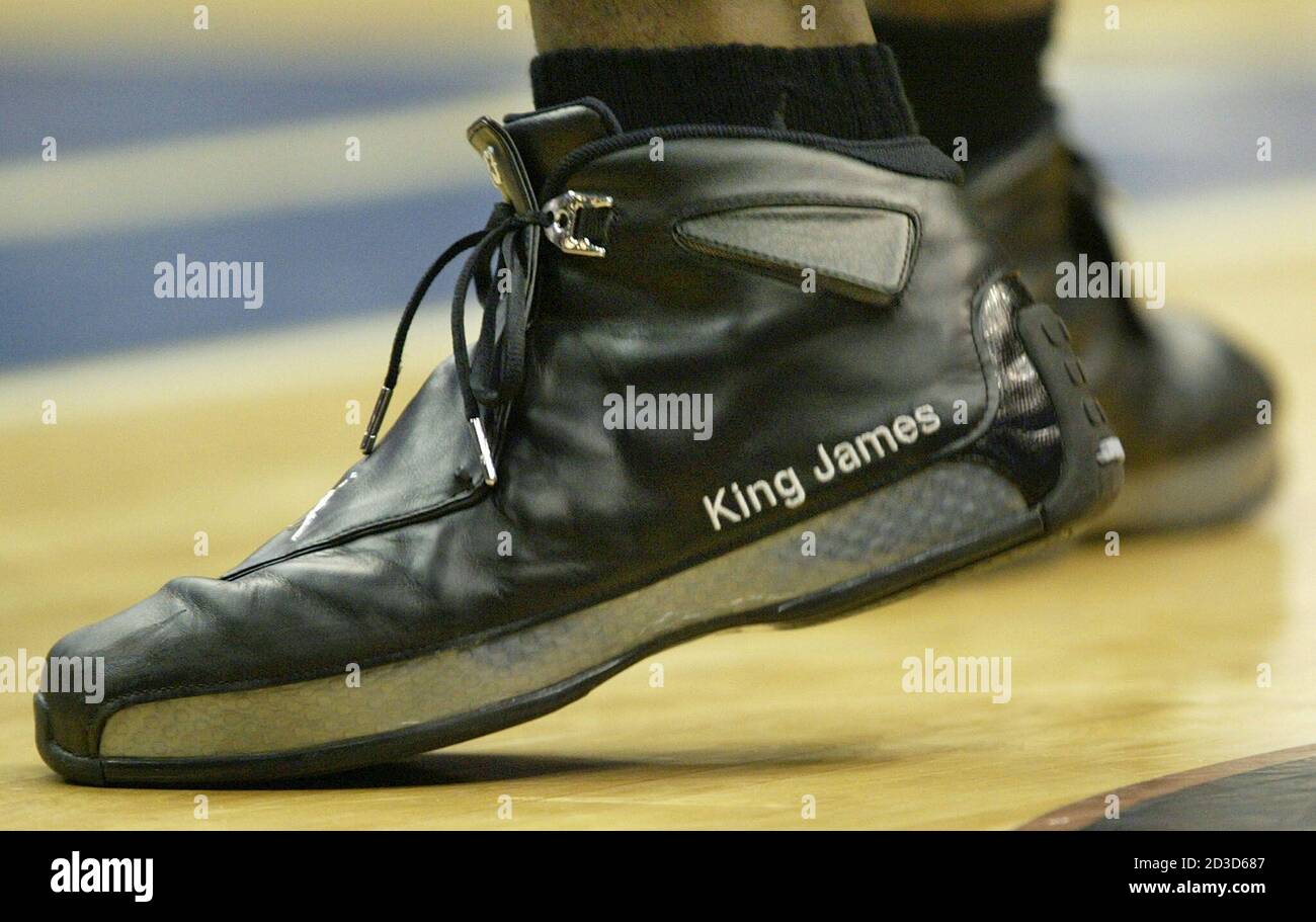 LeBron James, la star du basket-ball du lycée, porte des chaussures avec  les mots « King James » lors du match annuel des stars du lycée Jordan  Capital Classic à Washington le