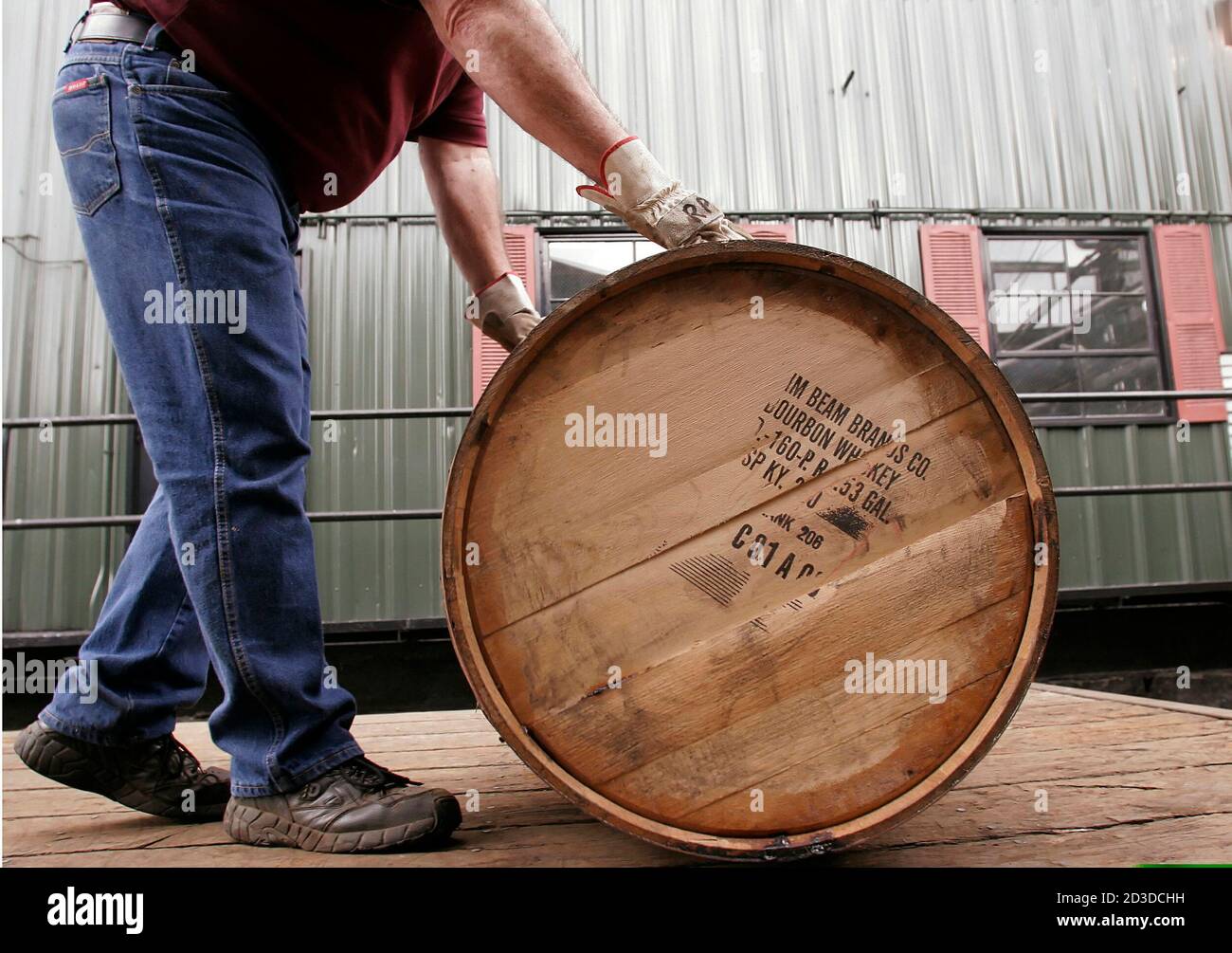 Un camion avec des barils barils photo Banque de photographies et d ...