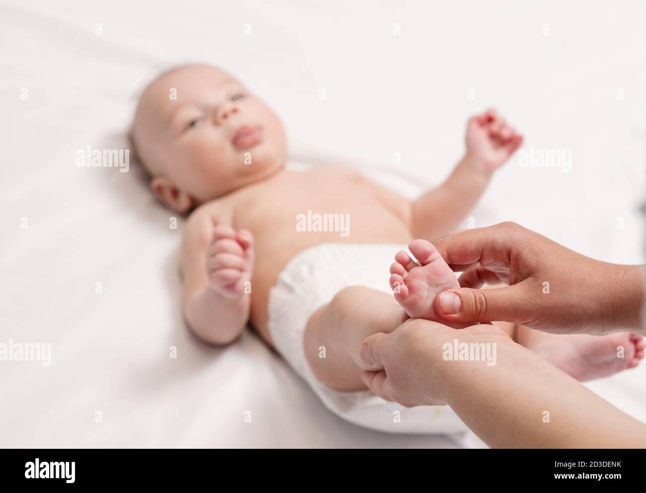 Massage Des Pieds De Bebe Gros Plan Des Mains Et Du Pied De Bebe Photo Stock Alamy