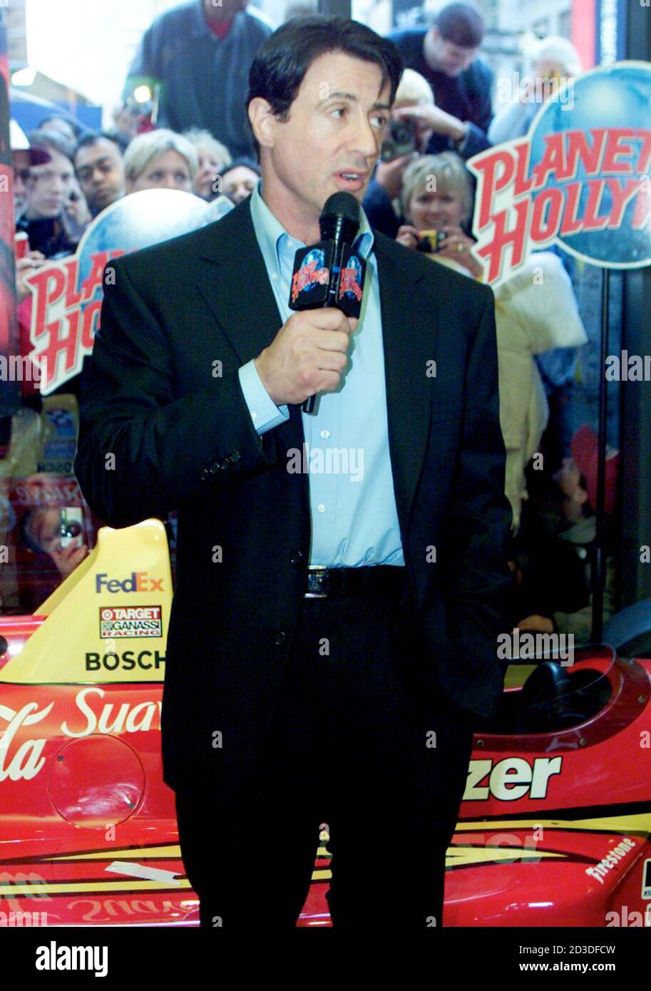 Sylvester Stallone se produit au Planet Hollywood à New York pour célébrer l'ouverture de son drame automobile « Driven » le 26 avril 2001. Ouverture de « Driven » dans les théâtres du 27 avril. SS/JP Banque D'Images