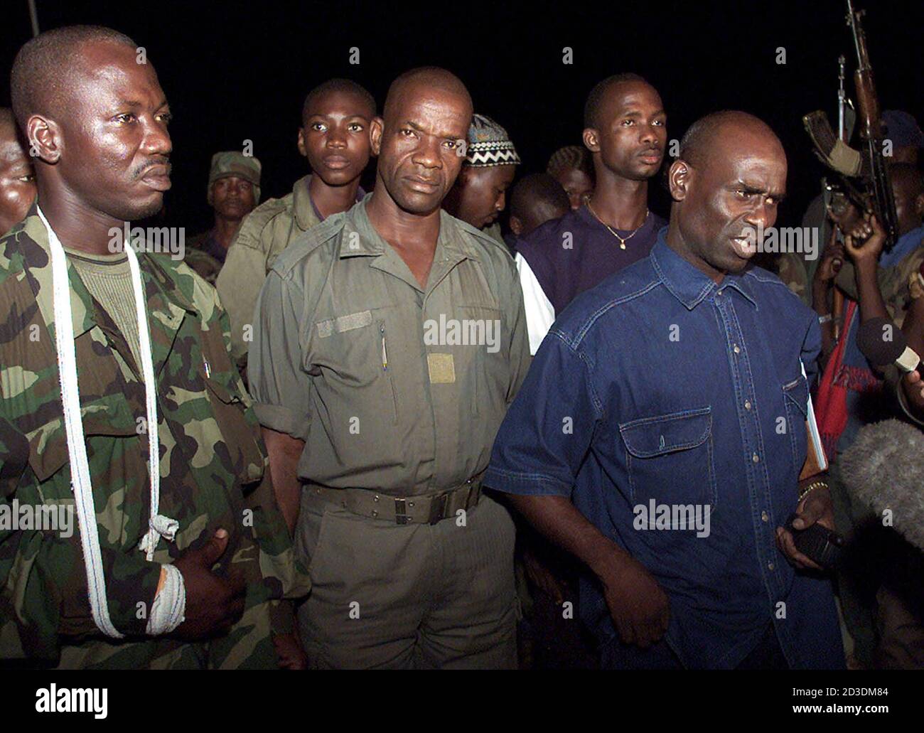 (De gauche à droite) Felix Doh du mouvement populaire ivoirien de l'extrême-Ouest (MPIGO), Deli Gaspard, chef du mouvement pour la justice et la paix (MPJ) et Mohamed Sess, porte-parole du MPJ, s'expriment auprès des médias à l'aéroport de Bouake en Côte d'Ivoire, le 13 janvier 2003, après avoir signé un accord pour mettre fin aux combats. [Le président ivoirien Laurent Gbagbo a déclaré lundi, avant les pourparlers de paix de Paris cette semaine, qu'il était disposé à accorder une amnistie aux rebelles qui se sont battus contre son gouvernement, mais qui n'acceptaient pas d'élections anticipées.] Banque D'Images