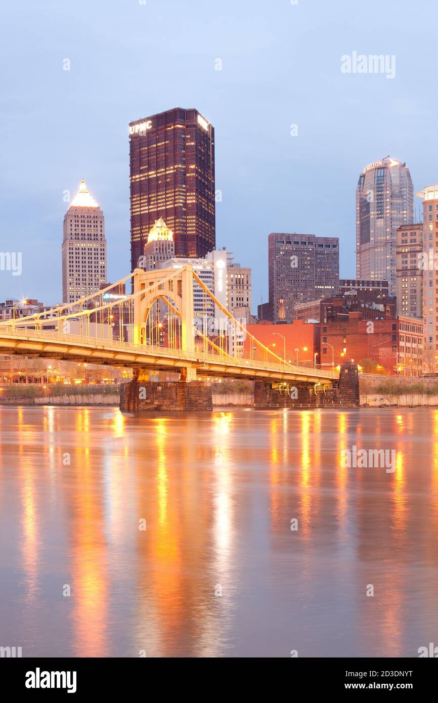 Pittsburgh, Pennsylvanie, États-Unis - vue sur le centre-ville et pont Andy Warhol au-dessus de la rivière Allegheny. Banque D'Images