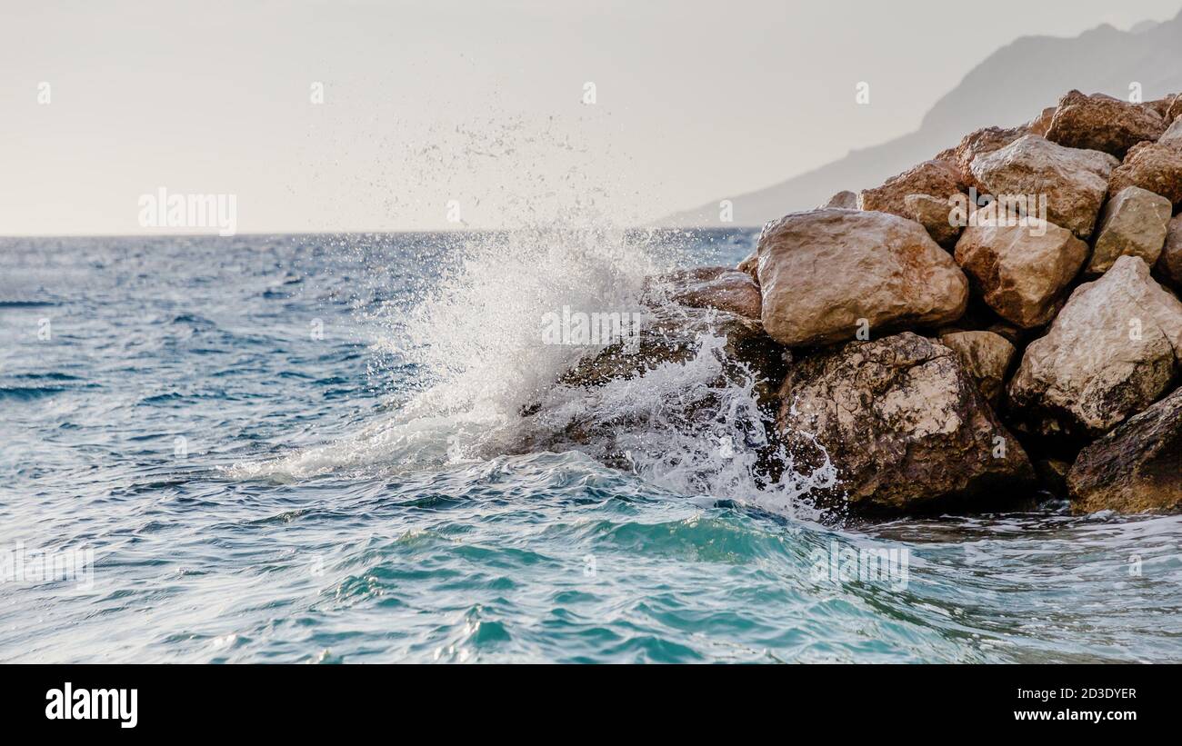 Vagues de mer frappant des rochers. Belle mer d'automne froide, panorama Banque D'Images Vagues de mer frappant des rochers. Belle mer d'automne froide, panorama Banque D'Images