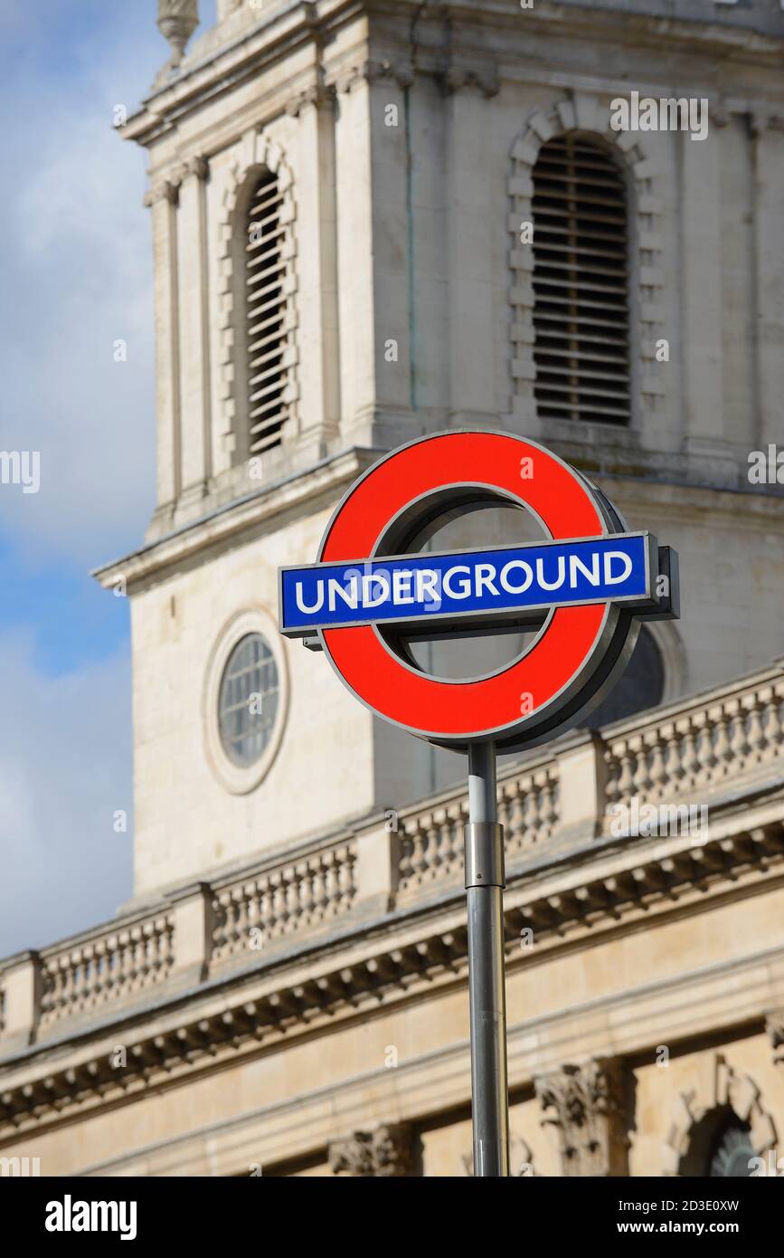 Londres, Angleterre, Royaume-Uni. Rond-point du métro de Londres à la station Charing Cross, église Saint-Martin dans les champs derrière Banque D'Images