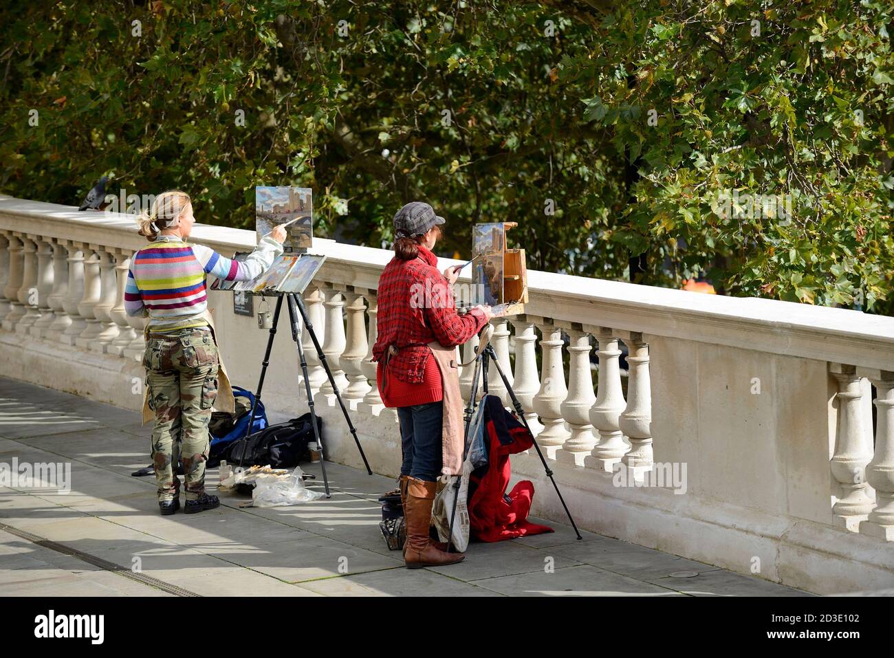 Londres, Angleterre, Royaume-Uni. Deux femmes peignant sur la terrasse de Somerset House, donnant sur la Tamise Banque D'Images