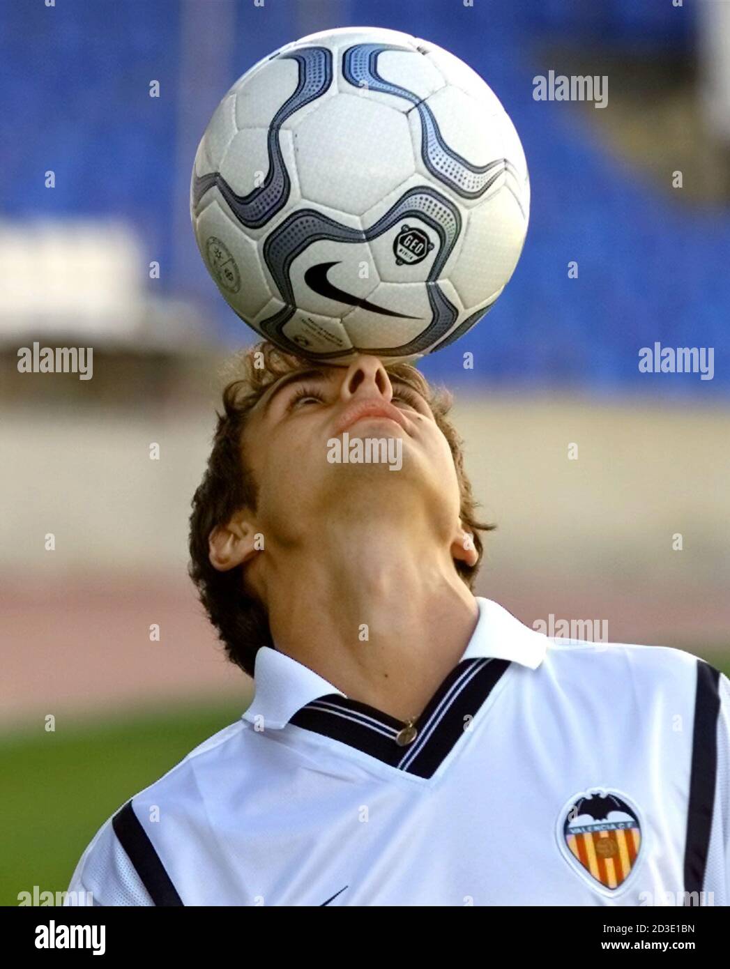 Pablo Aimar, star du football argentin, équilibre le ballon sur sa tête  lors de sa cérémonie de présentation au stade Mestalla de Valence, le 31  janvier 2001. Aimar, ancien joueur du plateau