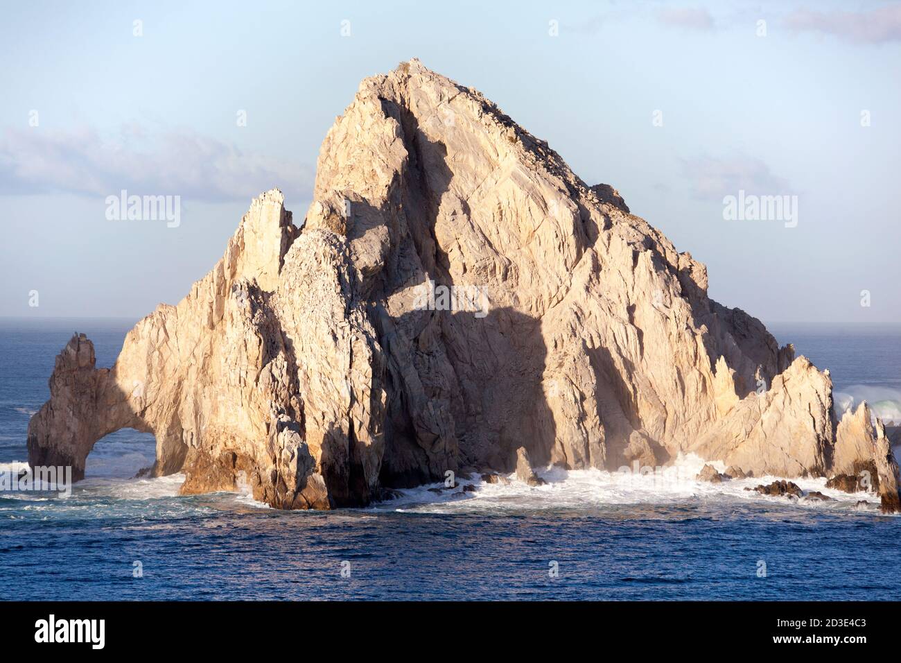 La vue du matin de la célèbre arche de roche dans la station balnéaire de Cabo San Lucas (Mexique). Banque D'Images