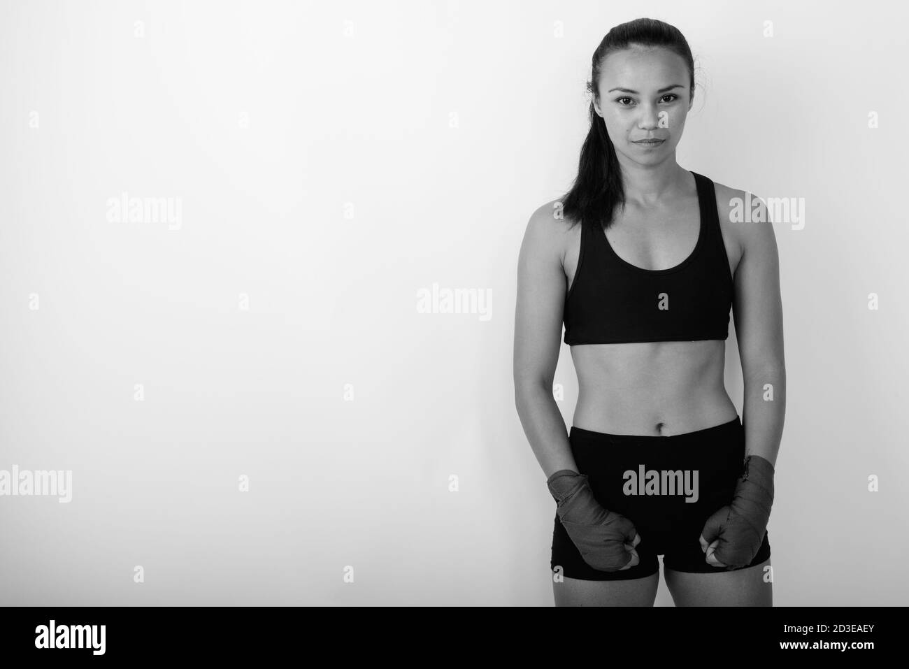 Studio de tir de jeune femme asiatique debout avec la boxe enveloppe sur fond blanc Banque D'Images