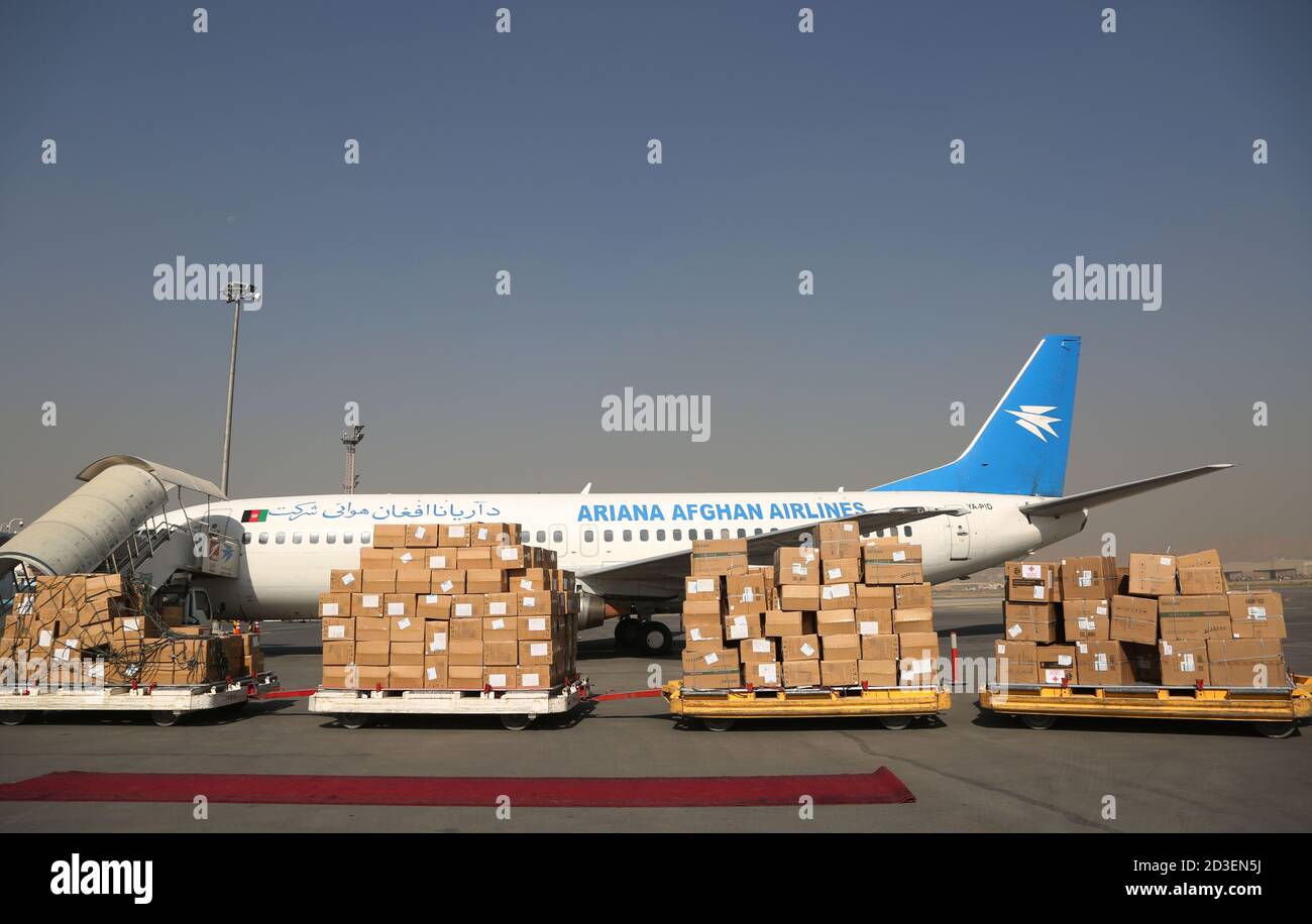 (201008) -- KABOUL, le 8 octobre 2020 (Xinhua) -- la photo prise le 8 octobre 2020 montre des fournitures anti-épidémiques en provenance de Chine lors de la cérémonie de passation de pouvoir à l'aéroport international Hamid Karzia à Kaboul, capitale de l'Afghanistan. L'Afghanistan a reçu jeudi plus de fournitures anti-épidémies de la Chine pour aider à sa lutte contre la COVID-19. Ils étaient dans le sixième lot de l'aide chinoise au pays asiatique déchiré par la guerre qui a été frappé par l'épidémie de COVID-19 à la fin de février. (Photo de Rahmatullah Alizadah/Xinhua) Banque D'Images