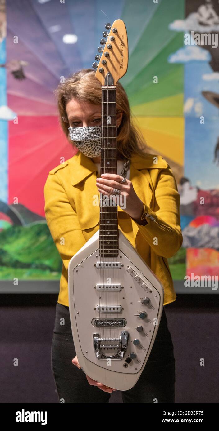 Bonhams, Knightsbridge, Londres, Royaume-Uni. 8 octobre 2020. La vente de souvenirs de Bonhams Entertainment inclut la guitare utilisée par le leader de Joy Division et le parolier Ian Curtis dans la vidéo musicale de leur succès intemporel «Love will Tar US Apart», offert par la fille de Ian, Natalie, sera également en vue. Il a une estimation de £60,000-80,000. Crédit : Malcolm Park/Alay Live News. Banque D'Images