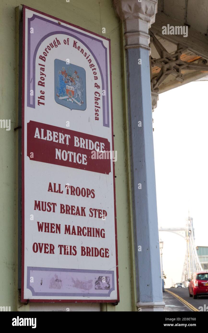 Avis de pont Albert, toutes les troupes doivent briser le pas lorsqu'elles marchent sur ce pont. Royal Borough of Kensington & Chelsea Banque D'Images