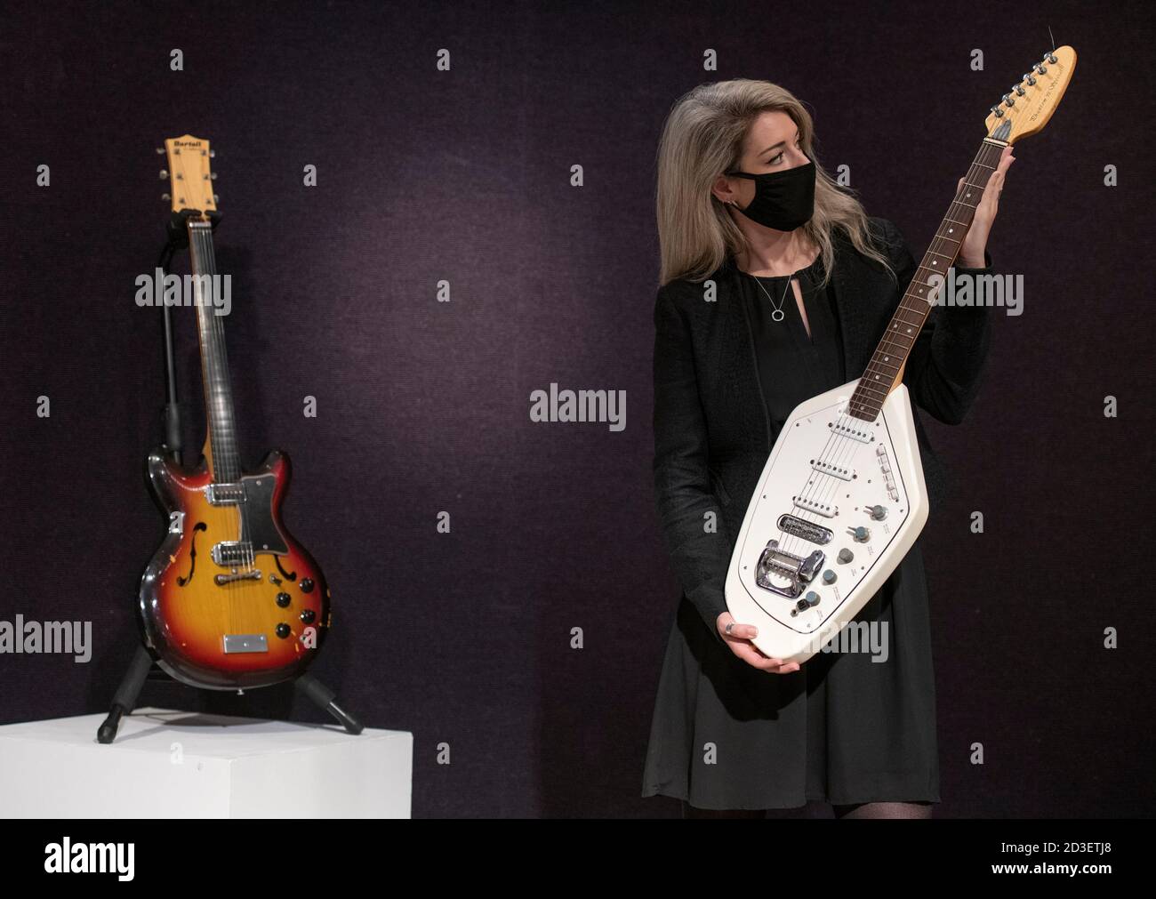 Bonhams, Knightsbridge, Londres, Royaume-Uni. 8 octobre 2020. La vente de souvenirs de divertissement de Bonhams comprend (à gauche) la rare guitare électrique Bartell Fretless de George Harrison, qui lui a été présentée en 1967, qui mène la vente avec une estimation de 200,000 à 300,000 livres sterling; (À droite) la guitare utilisée par le leader et parolier de Joy Division Ian Curtis dans la vidéo musicale pour leur succès intemporel ‘Love will Tear US Apart’, offert par Natalie, la fille d’Ian. Il a une estimation de £60,000-80,000. Crédit : Malcolm Park/Alay Live News. Banque D'Images