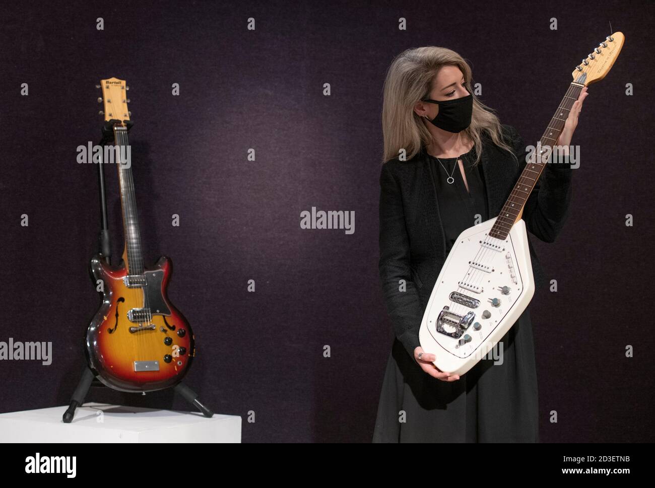 Bonhams, Knightsbridge, Londres, Royaume-Uni. 8 octobre 2020. La vente de souvenirs de divertissement de Bonhams comprend (à gauche) la rare guitare électrique Bartell Fretless de George Harrison, qui lui a été présentée en 1967, qui mène la vente avec une estimation de 200,000 à 300,000 livres sterling; (À droite) la guitare utilisée par le leader et parolier de Joy Division Ian Curtis dans la vidéo musicale pour leur succès intemporel ‘Love will Tear US Apart’, offert par Natalie, la fille d’Ian. Il a une estimation de £60,000-80,000. Crédit : Malcolm Park/Alay Live News. Banque D'Images
