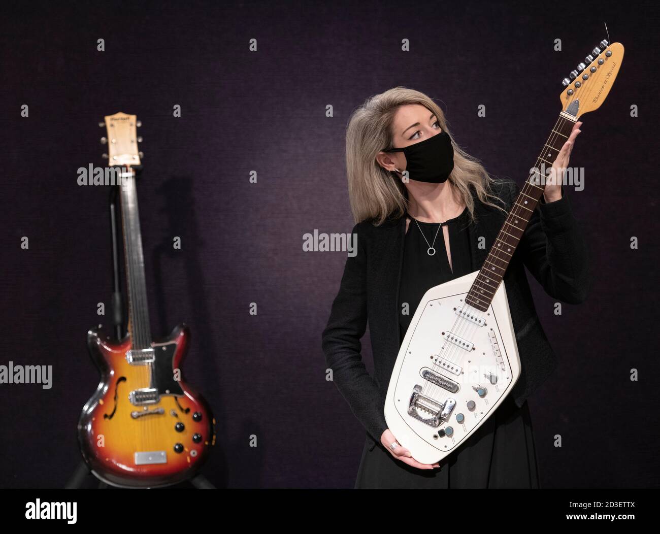 Bonhams, Knightsbridge, Londres, Royaume-Uni. 8 octobre 2020. La vente de souvenirs de divertissement de Bonhams comprend (à gauche) la rare guitare électrique Bartell Fretless de George Harrison, qui lui a été présentée en 1967, qui mène la vente avec une estimation de 200,000 à 300,000 livres sterling; (À droite) la guitare utilisée par le leader et parolier de Joy Division Ian Curtis dans la vidéo musicale pour leur succès intemporel ‘Love will Tear US Apart’, offert par Natalie, la fille d’Ian. Il a une estimation de £60,000-80,000. Crédit : Malcolm Park/Alay Live News. Banque D'Images