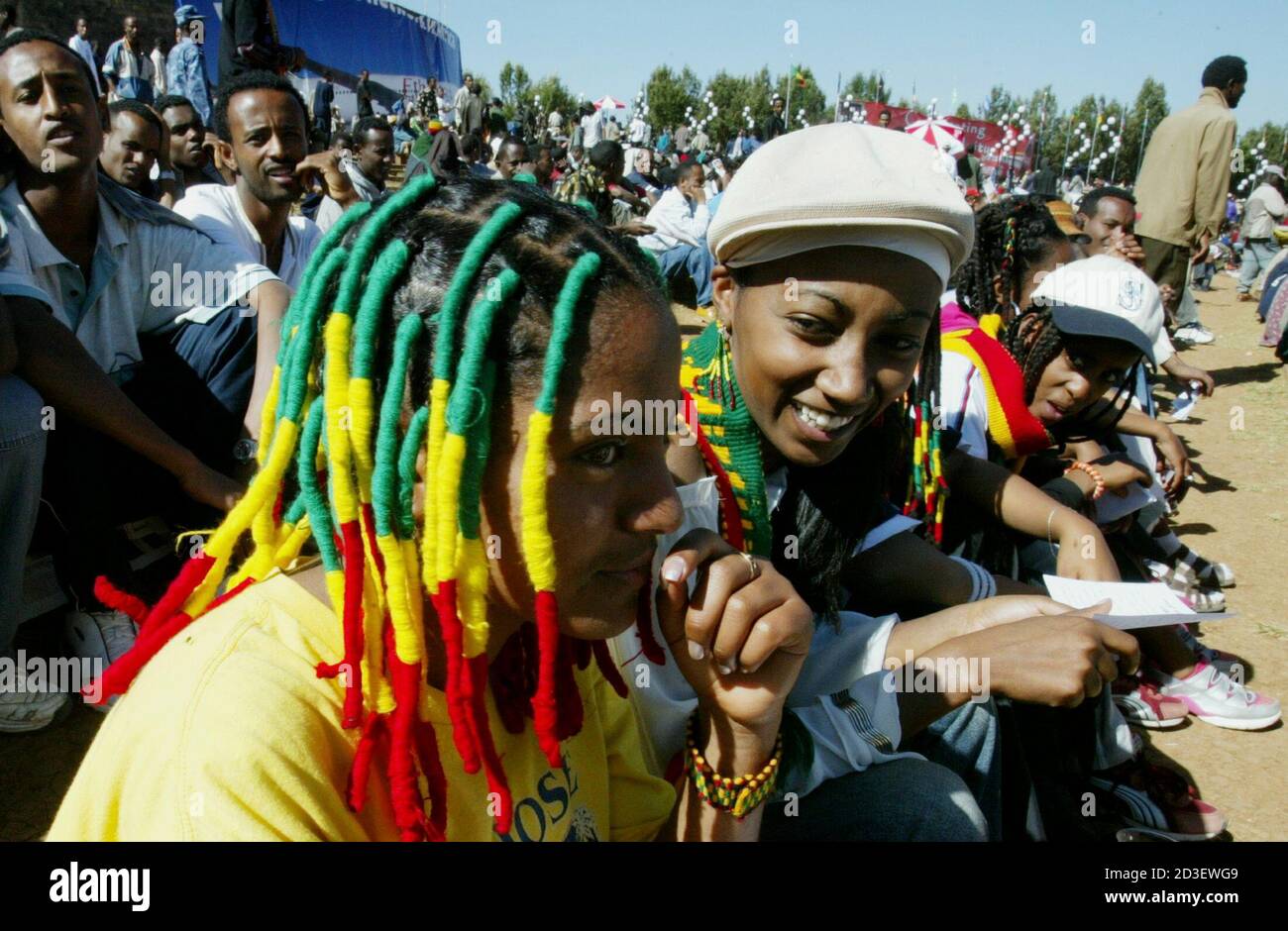 De Jeunes Filles Ethiopiennes Qui Ont Tresse Leurs Cheveux Avec Des Couleurs Rasta S Assoient Parmi Des Milliers De Personnes Rassemblees Sur La Place Meskel Dans La Capitale Ethiopienne Addis Abeba Pour Un Concert De Jeunes Filles Ethiopiennes Qui Ont Tresse Leurs Cheveux Avec Des Couleurs Rasta S Assoient Parmi Des Milliers De Personnes Rassemblees Sur La Place Meskel Dans La Capitale Ethiopienne Addis Abeba Pour Un Concert