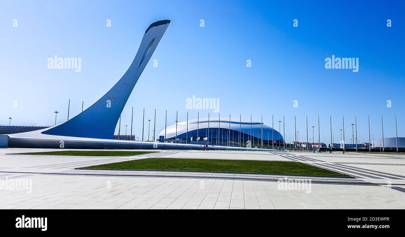 Coupe-feu olympique et palais de glace Bolchoï sur la place des médailles. Adler, Russie Banque D'Images