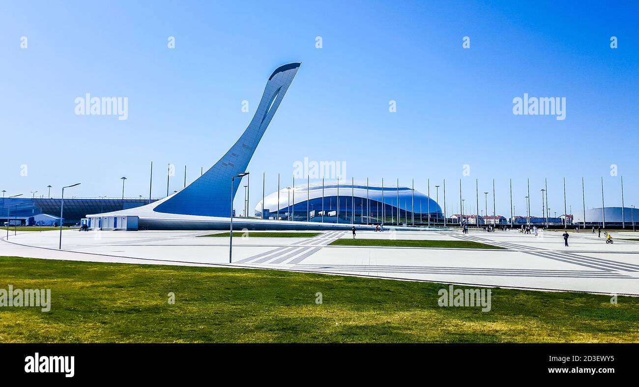 Coupe-feu olympique et palais de glace Bolchoï sur la place des médailles. Adler, Russie Banque D'Images
