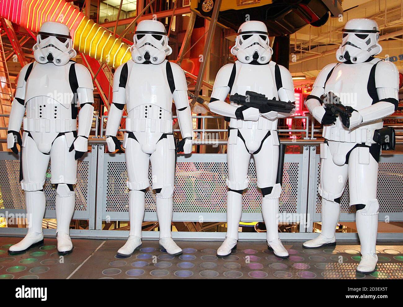 Les fans habillés comme Storm Troopers attendent la vente à minuit de jouets  du nouveau film Star Wars à Toys 'R' US à New York le 1er avril 2005. La  sortie de '
