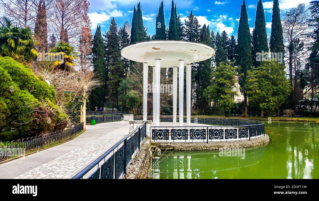 Belvédère et étang dans l'arboretum de Sotchi. Russie Banque D'Images