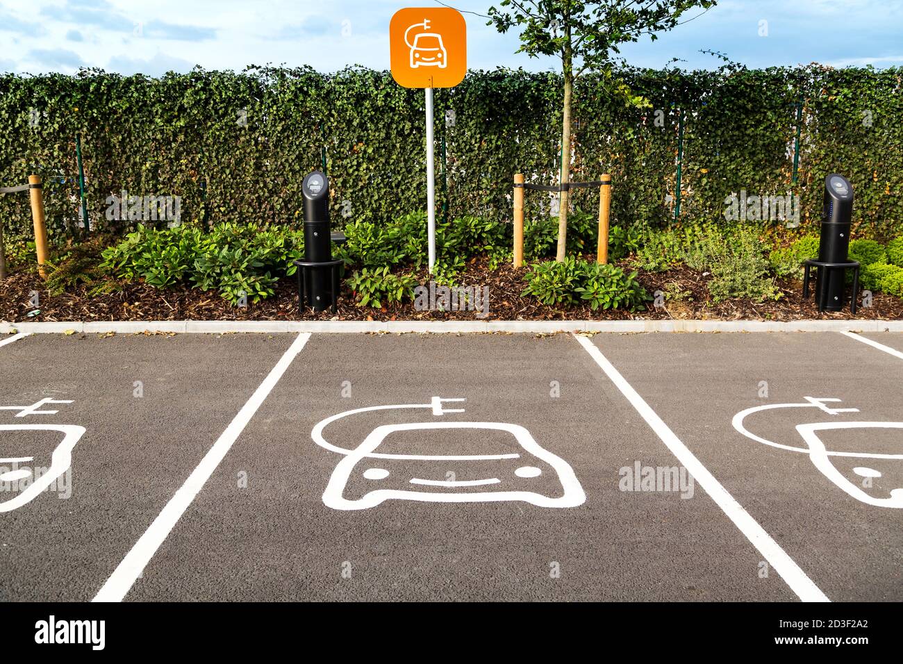 Londres, Royaume-Uni-25 mai 2017. Sainsbury Electric Vehicle Charging parking Bay royaume-uni Banque D'Images