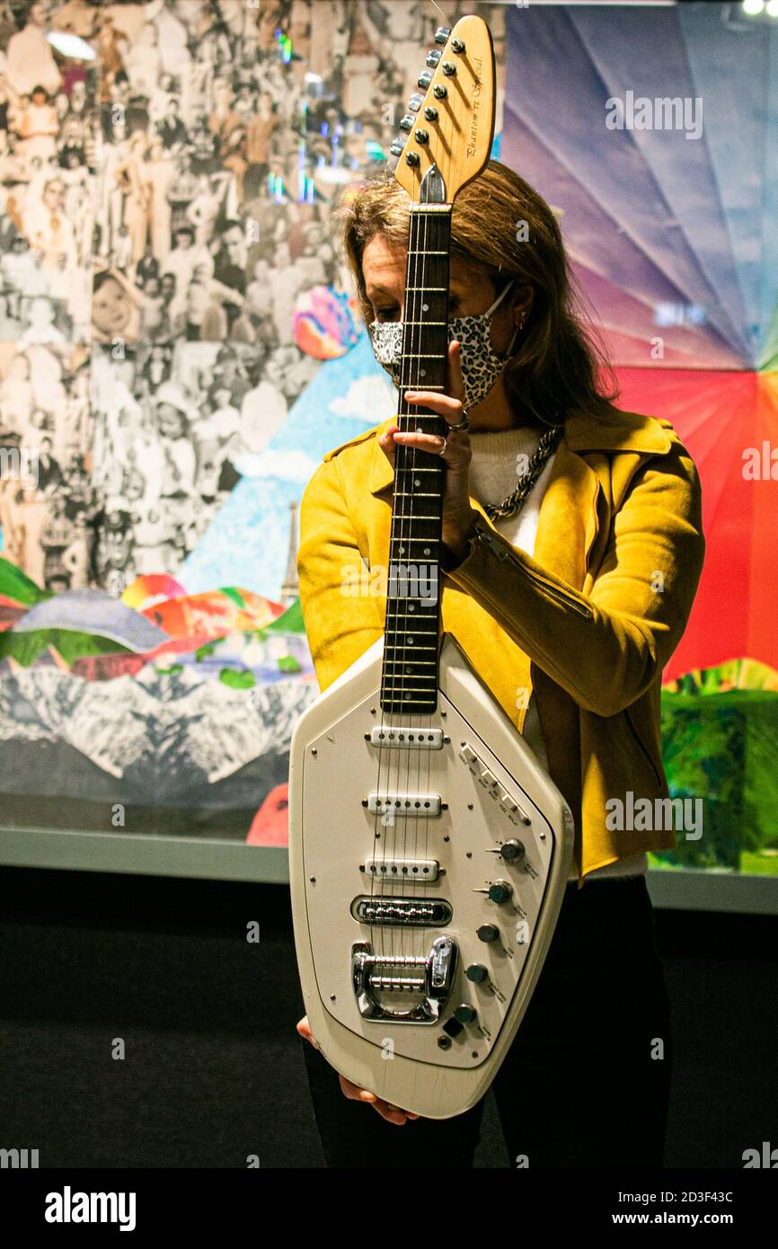 BONHAMS KNIGHTSBRIDGE LONDRES, ROYAUME-UNI, 8 OCTOBRE 2020. Un assistant de Bonhams tient: Joy Division. La guitare spéciale Vox Phantom VI appartenant à Ian Curtis et jouée dans la vidéo pour 'Love will Tar US Apart', 1967. Estimation: £60,000 - 80,000 dans le cadre de la vente de souvenirs de divertissement. Tous les produits de la vente seront destinés à soutenir toute l'année l'activité caritative de BAFTA, qui est axée sur la recherche et le soutien de nouveaux talents et de talents existants au Royaume-Uni et à l'étranger. La vente aura lieu le jeudi 8 octobre. Credit: amer ghazzal / Alamy Live News Banque D'Images
