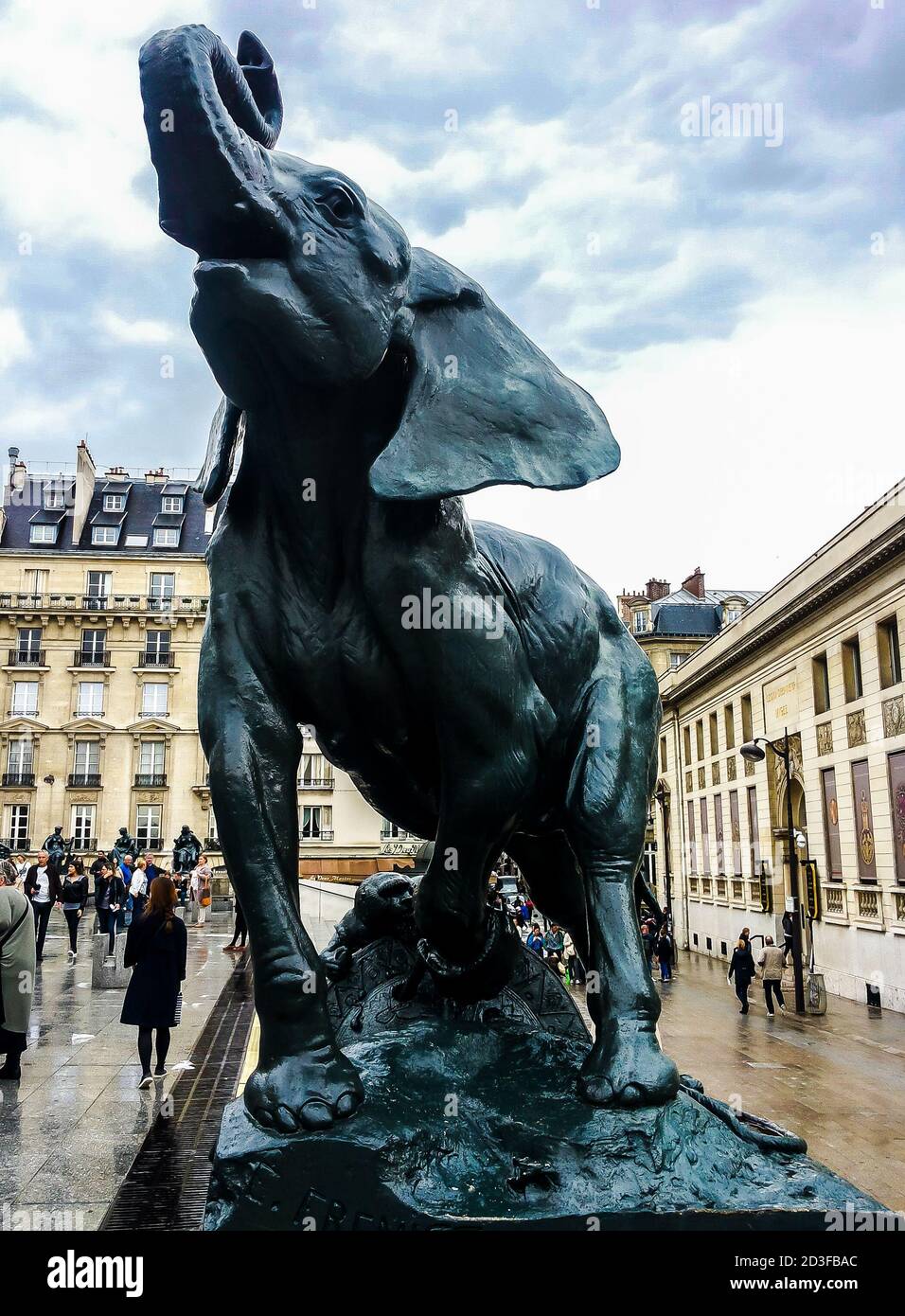 Statue d'éléphant en face du musée d'Orsay à Paris. France Banque D'Images