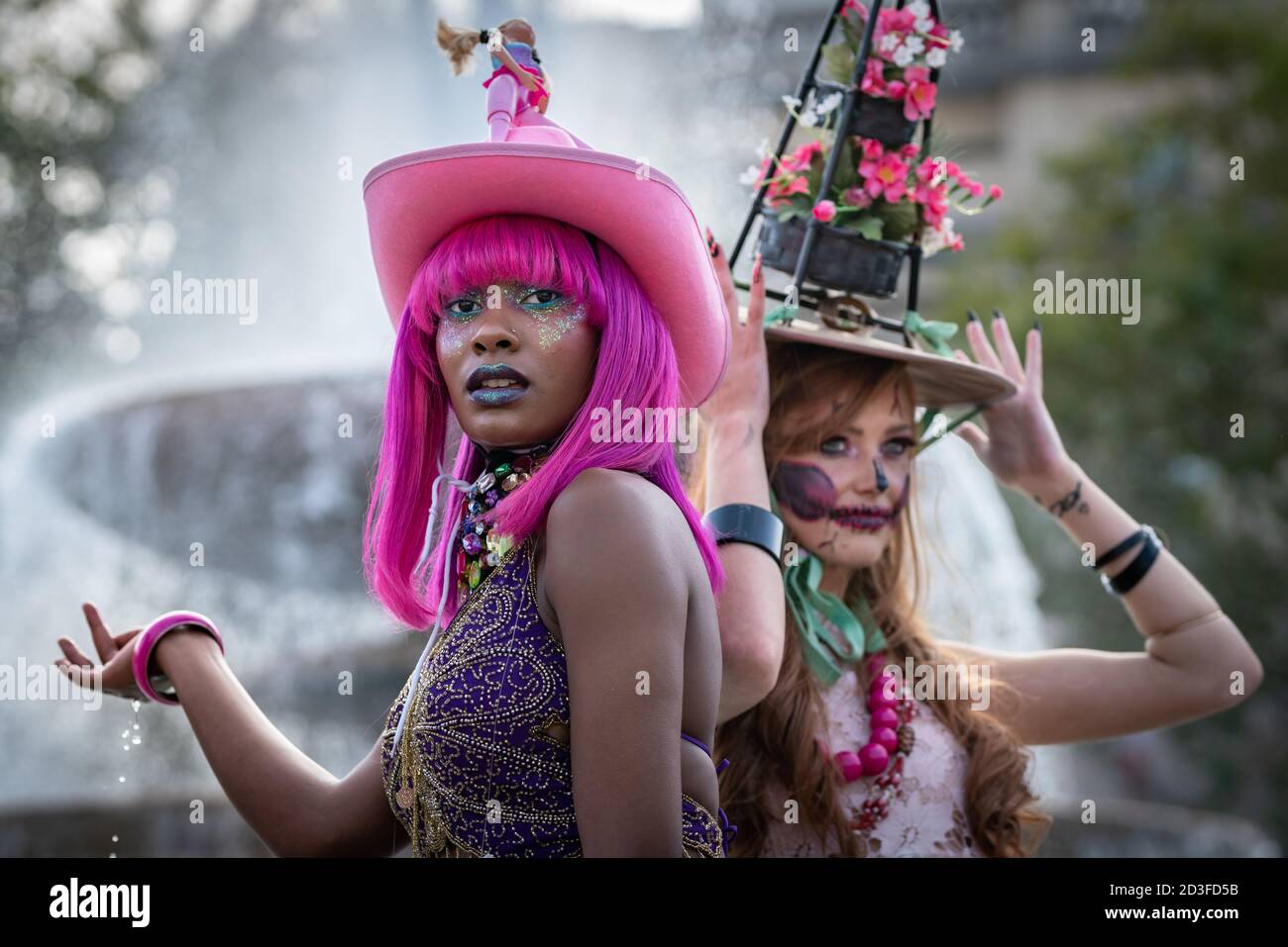 Les modèles prennent part à un spectacle de mode de rue coloré à Trafalgar Square pour le designer Pierre Garroudi. Londres, Royaume-Uni. Banque D'Images