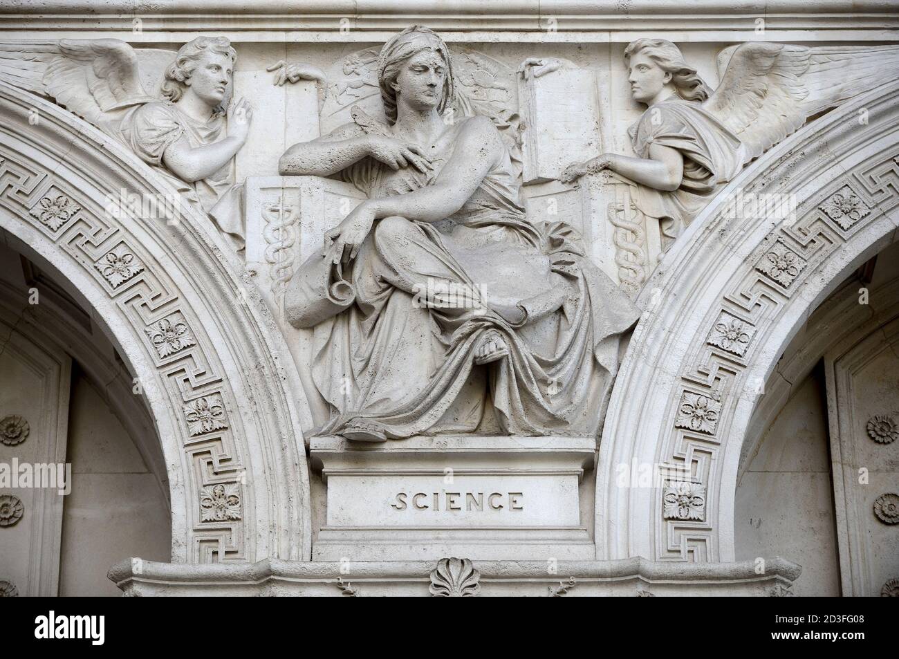 Londres, Angleterre, Royaume-Uni. Bureau des affaires étrangères et du Commonwealth (1868) Whitehall. Figure allégorique (Henry Hugh Armstead : 1828-1905) représentant la Science Banque D'Images