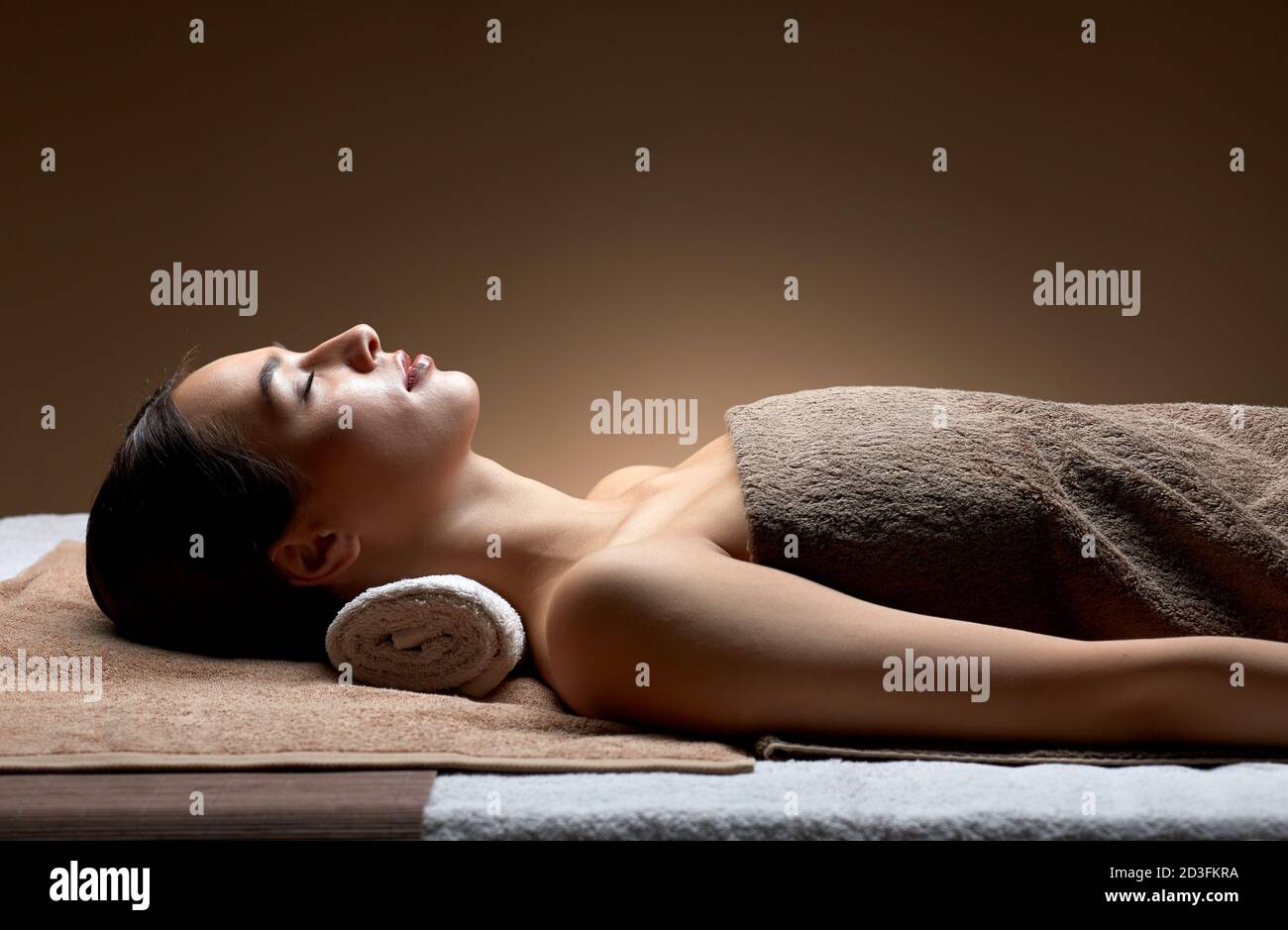 Jeune femme couchée au spa ou salon de massage Banque D'Images