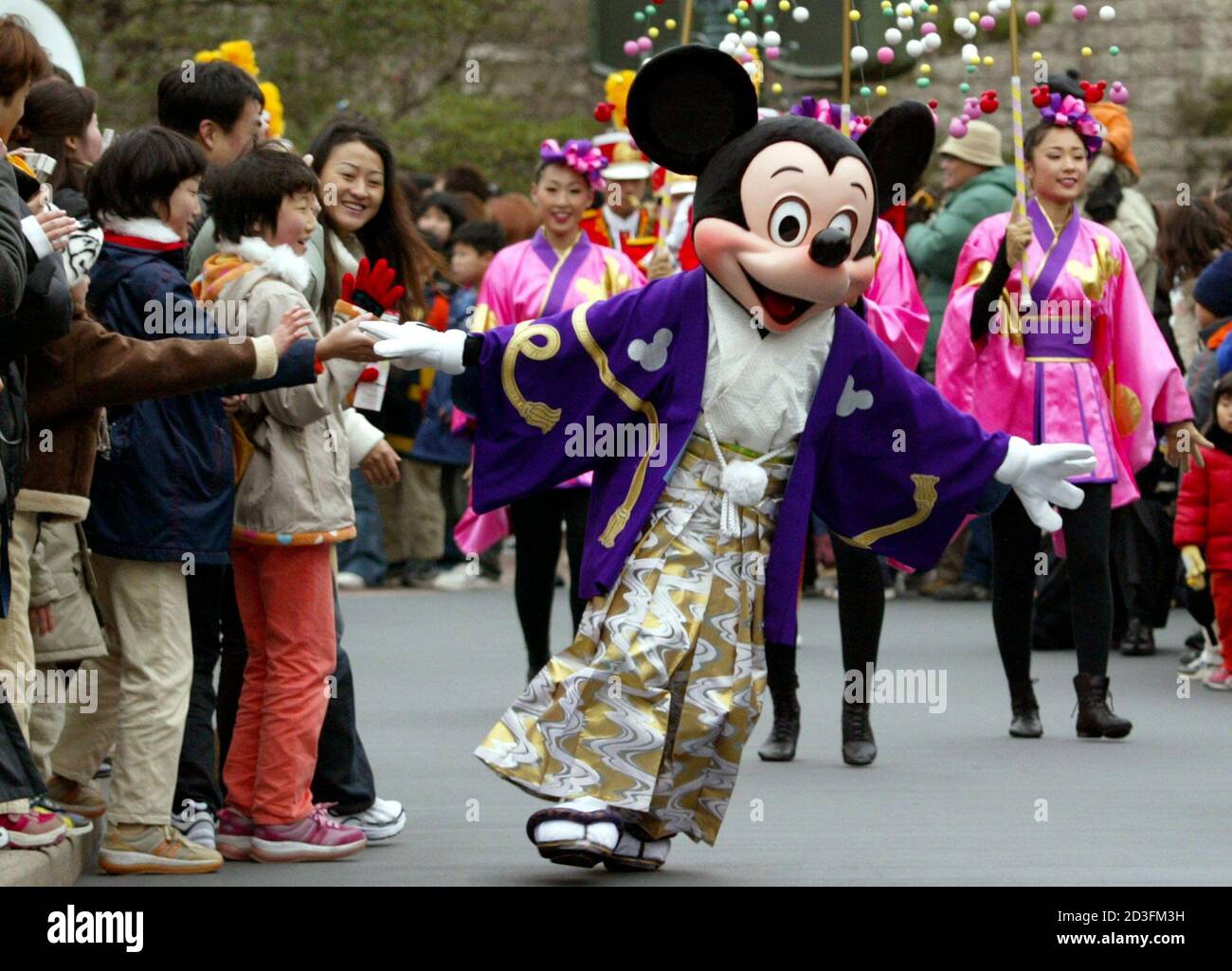 Mickey Mouse porte une tenue japonaise traditionnelle lors du défilé du